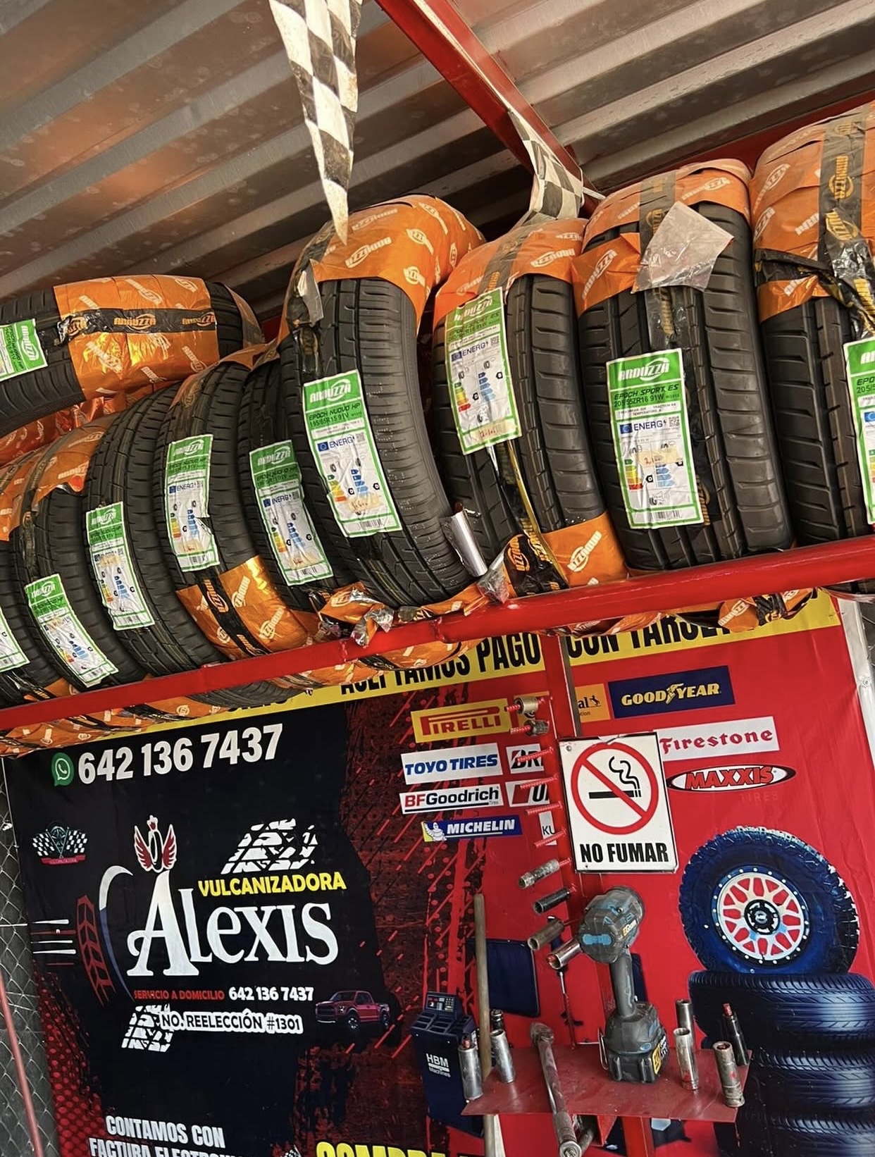 Estante con llantas nuevas de varias marcas