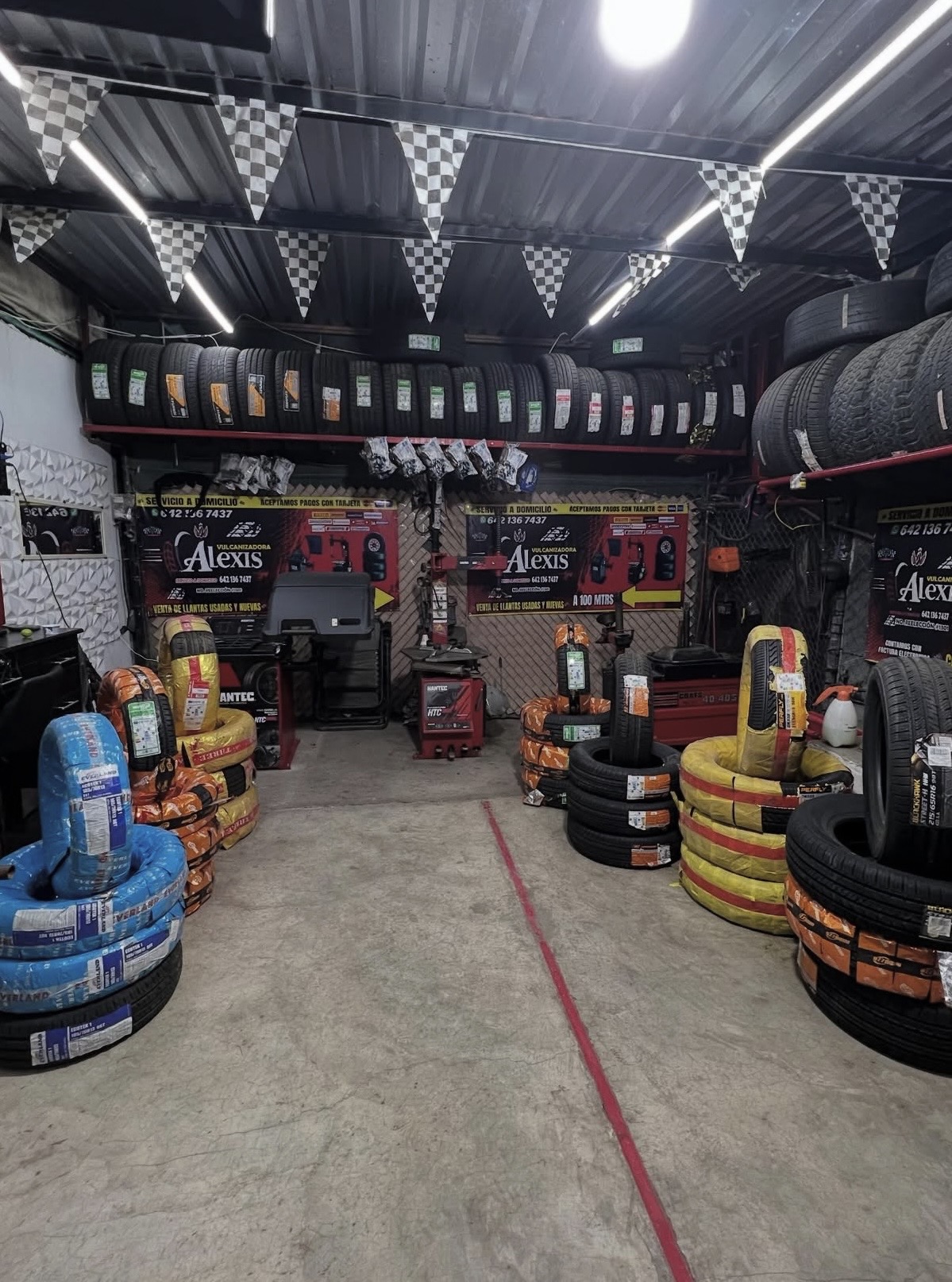 Interior de Vulcanizadora Alexis con catálogo de llantas